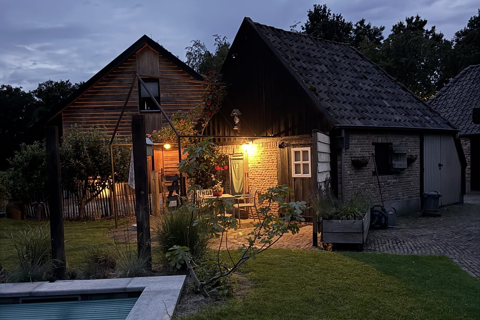Atmospherically lit terrace at the Bakhuisje at Buitengoed de Bollen in the evening